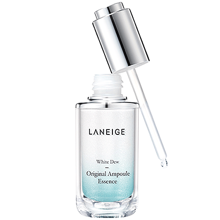 Laneige WHITE DEW Original Ampoule Essence 40ml หยดประกายสว่างใสไร้จุดด่างดำ ลดเลือนผิวหมองคล้ำ ให้เจิดจรัสดุจน้ำค้าง พร้อมเผยผิวชุ่มชื่นกระจ่างใสยิ่งขึ้น  มอยส์เจอร์ไวท์เทนนิ่งเอสเซนส์สูตรเข้มข้นสูงที่ช่วยปรับโทนสีผิวให้สว่างกระจ่างใส พร้อมตรงเข้าลดเลือนจุดด่างดำและเปลี่ยนให้กระจ่างใสจากภายใน ด้วยส่วนผสมทรงประสิทธิภาพสูตรเข้มข้น พร้อมมอบผลลัพธ์ผิวกระจ่างใสชุ่มชื่น  ตรงเข้าลดเลือนจุดด่างดำอย่างทรงประสิทธิภาพด้วย ไวท์เทนนิ่งเอสเซนส์สูตรเข้มข้น ด้วยการผสมผสานสารสกัดจาก Saururus chinensis และวิตามินซีสูตรเข้มข้นช่วยตรงเข้าลดเลือนจุดด่างดำให้กระจ่างใสยิ่งขึ้นจากภายใน  เนื้อสัมผัสบางเบาแต่เข้มข้น ซึมซาบล้ำลึก มอบผลลัพธ์ความชุ่มชื้นสูงสุดให้ผิวทันทีที่ใช้ ด้วยส่วนผสมของเอสเซนส์สูตรเข้มข้น ช่วยมอบผลลัพธ์ผิวชุ่มชื่นล้ำลึก ให้ผิวกระจ่างใส อิ่มน้ำ ทันทีที่ใช้