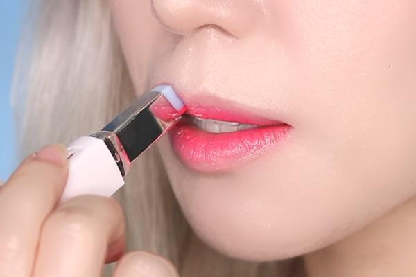 Two Tone Tint Lip Bar ลิปทูโทนผสานทินต์และบาล์มในสองเฉดสี สองเนื้อสัมผัส เรียวปากสไตล์เกาหลีได้แบบไม่ต้องพยายาม !