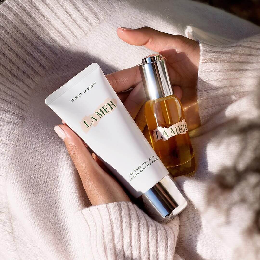  La Mer The Hand Treatment 30 ml. ครีมทามือที่จะช่วยฟื้นบำรุงผิวมือให้กลับมานุ่มชุ่มชื้น แม้แต่ผิวมือส่วนที่แห้งกร้านก็จะได้รับการบำรุง ด้วยสารสกัดที่จะช่วยปรับโทนสีผิวให้กระจ่างใส เรียบเนียนสม่ำเสมอ พร้อมช่วยลดเลือนจุดด่างดำ