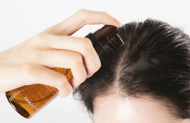 ฉีด Innisfree My Hair Recipe Strength Tonic essence ลงบนกลางหนังศีรษะ ให้คุณรู้สึกสดชื่นทันทีหลังใช้ 